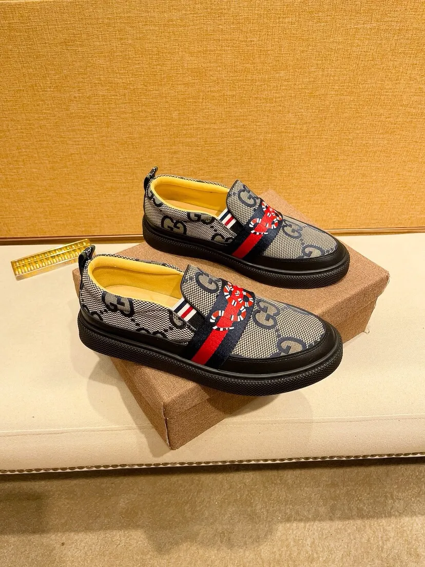 Factory price 400. [Gucci] Gucci's latest 🎁🎁 fashionable casual men's shoes 👟, hot style 💥 simple and elegant style, exclusive for trendy men. Unique official website latest brand 👑 original decoration, fashionable and generous, original cowhide leather ✅ breathable sheepskin lining, official website designated wear-resistant casual outsole, classic model taken in real life 🎬38-44. Can be customized45